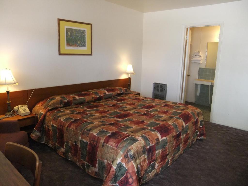 The Hills Motel Junction Room photo